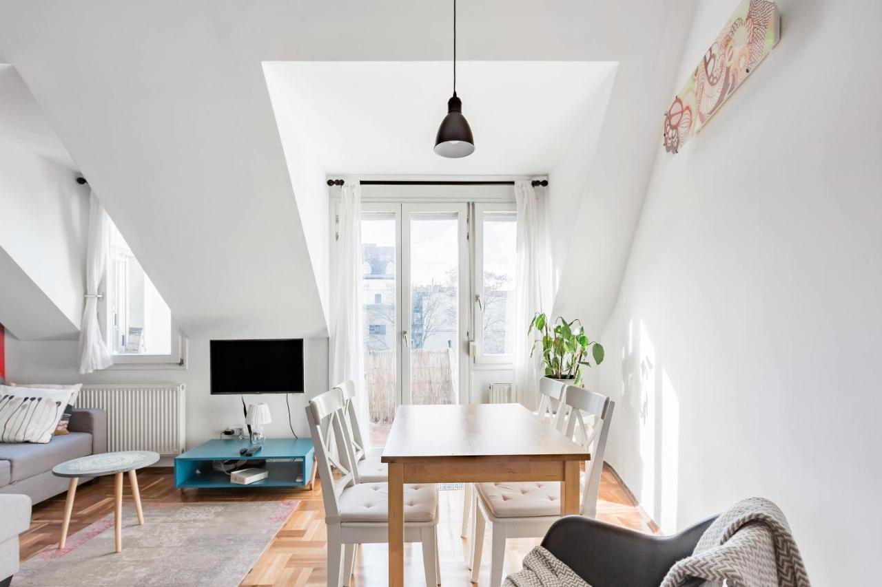 Relax Into Loft Living At A Light-Filled City Escape Budapeste Exterior foto